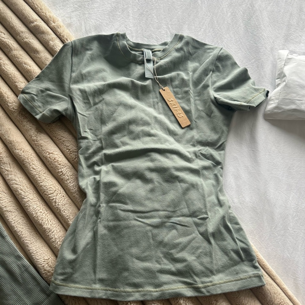 SKIMS fits everyone t shirt